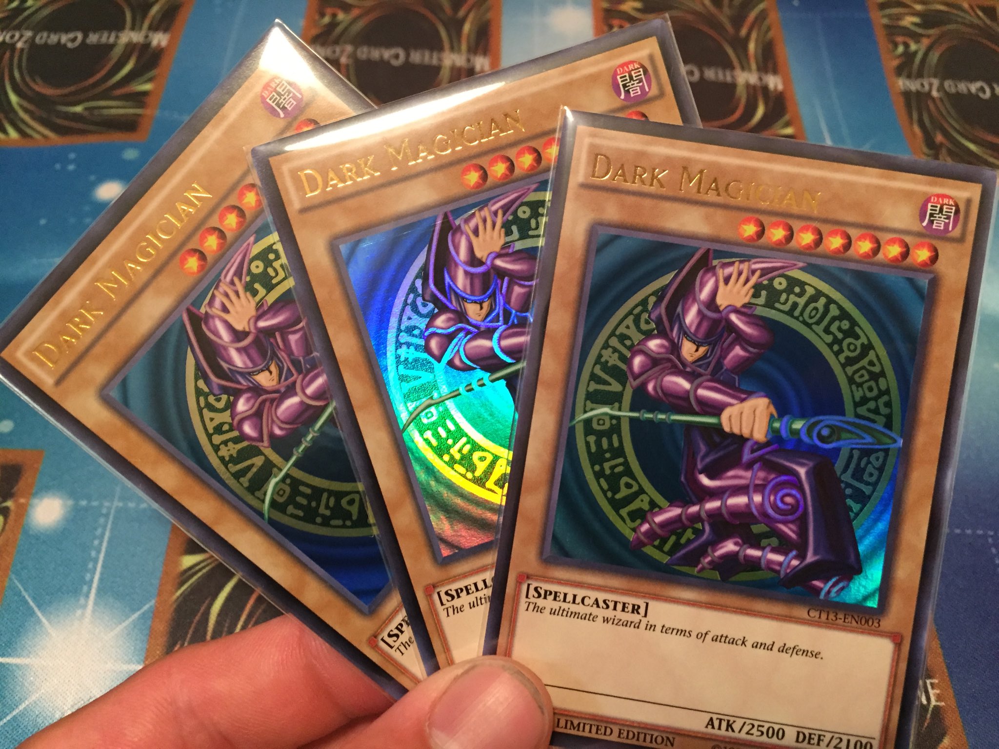 Ryouryou コレクション用にブラックマジシャンの英語版2種類手に入りました 彡 なかなかイィね 遊戯王 T Co Tqmzjqdazo Twitter