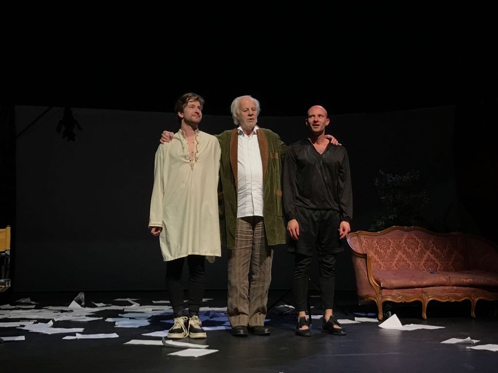 Indrukwekkend, vreemd, confronterend, beklemmend, bizar. "Vaders en zonen" in het <a href="/LuxorTheater/">Luxor Theater</a> is bepaald geen alledaags toneelstukje.