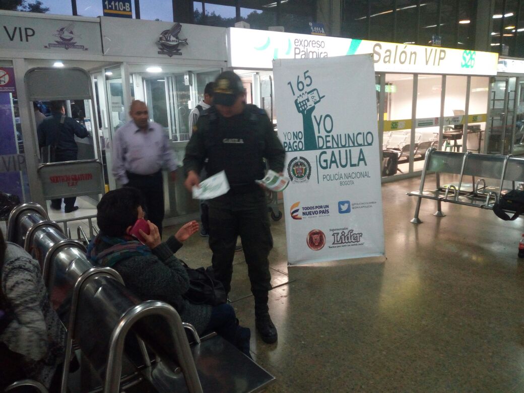 FontibonReal's tweet photo. Gaula Metropolitana Bogotá, realiza jornada a usuarios y conferencia, al área de seguridad del Terminal de transportes de Bogotá. https://t.co/XSXLZiV3kZ
