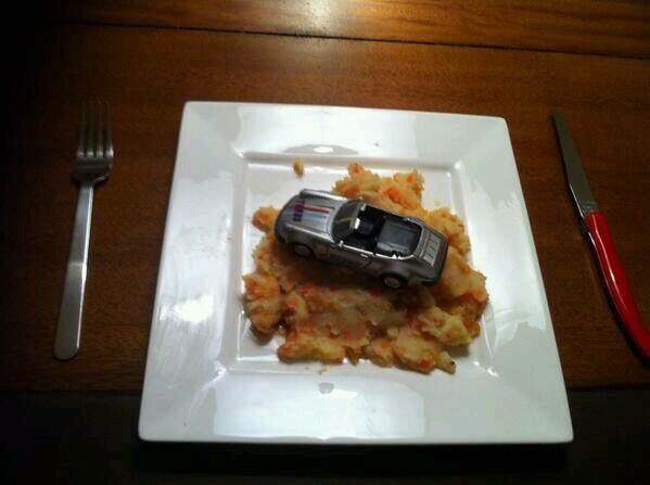 Woordhumor's tweet photo. Mijn auto ligt in de prak! 😂 https://t.co/RwsGty2jXI