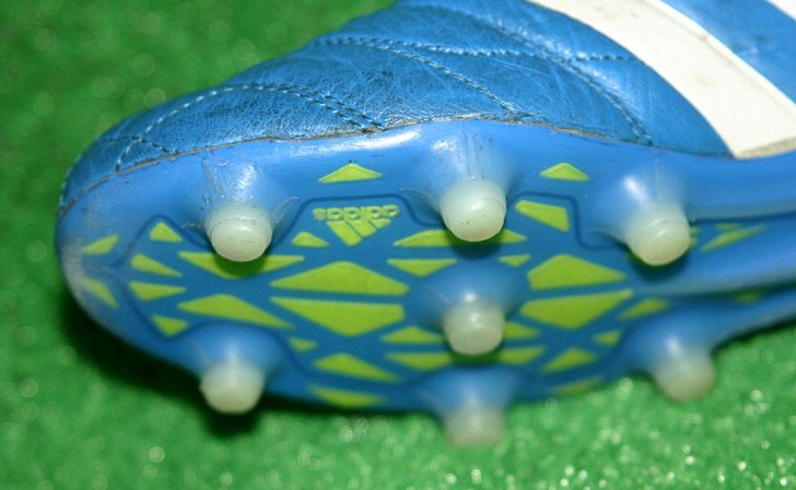 サッカースパイク Kohei Sblog サッカースパイク 手入れ 人工芝で使用したスパイクの 黒い汚れをキレイにする方法 解説 メラミンスポンジ 激落ちくん でゴシゴシ T Co Vhbocsqlu7