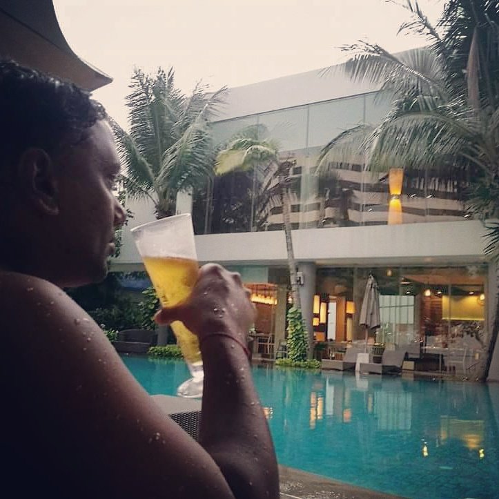 dhempe's tweet photo. Enjoying sundowner #beer after swim @DoubleTreeJKT @airasia #AABC2016 @airasiain #dhempenivytravels #dhempenivyinjava #travelblogger #travel https://t.co/ev2GXdAqA9