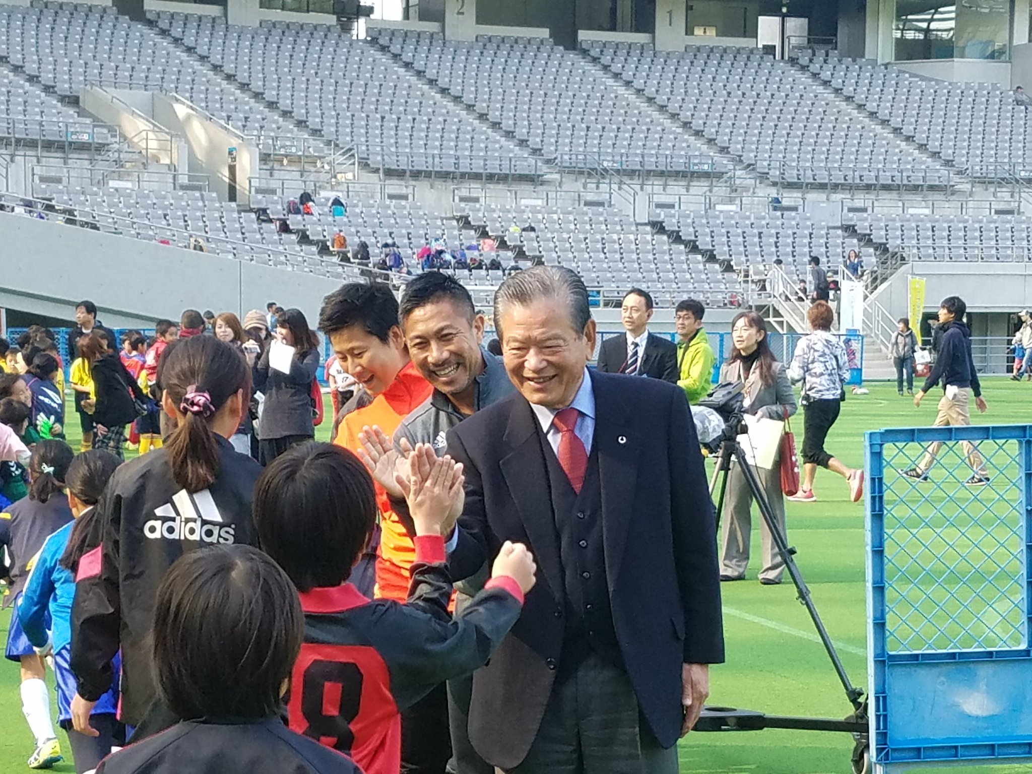 前園真聖 味の素スタジアムでのジュニアサッカーフェスティバルは天気も良くみんなサッカーを楽しんでました T Co Av25fhztaz Twitter