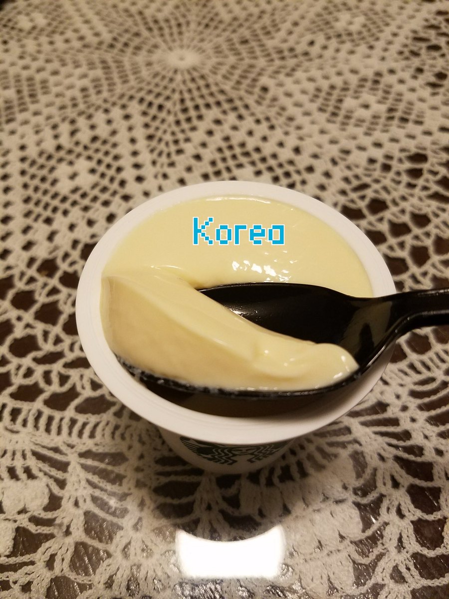 aixxiam's tweet photo. 日本と韓国のプリン！大きさ、食感、中身、全部ぜんぜんちがいましたー！日本のはカラメル入りで固さは固く、普通のプリン。韓国はなめらかプリンでカラメルなし！まったく別物！韓国のプリンのがぜんぜん美味しいよ！ https://t.co/7q9Rj4XiRh