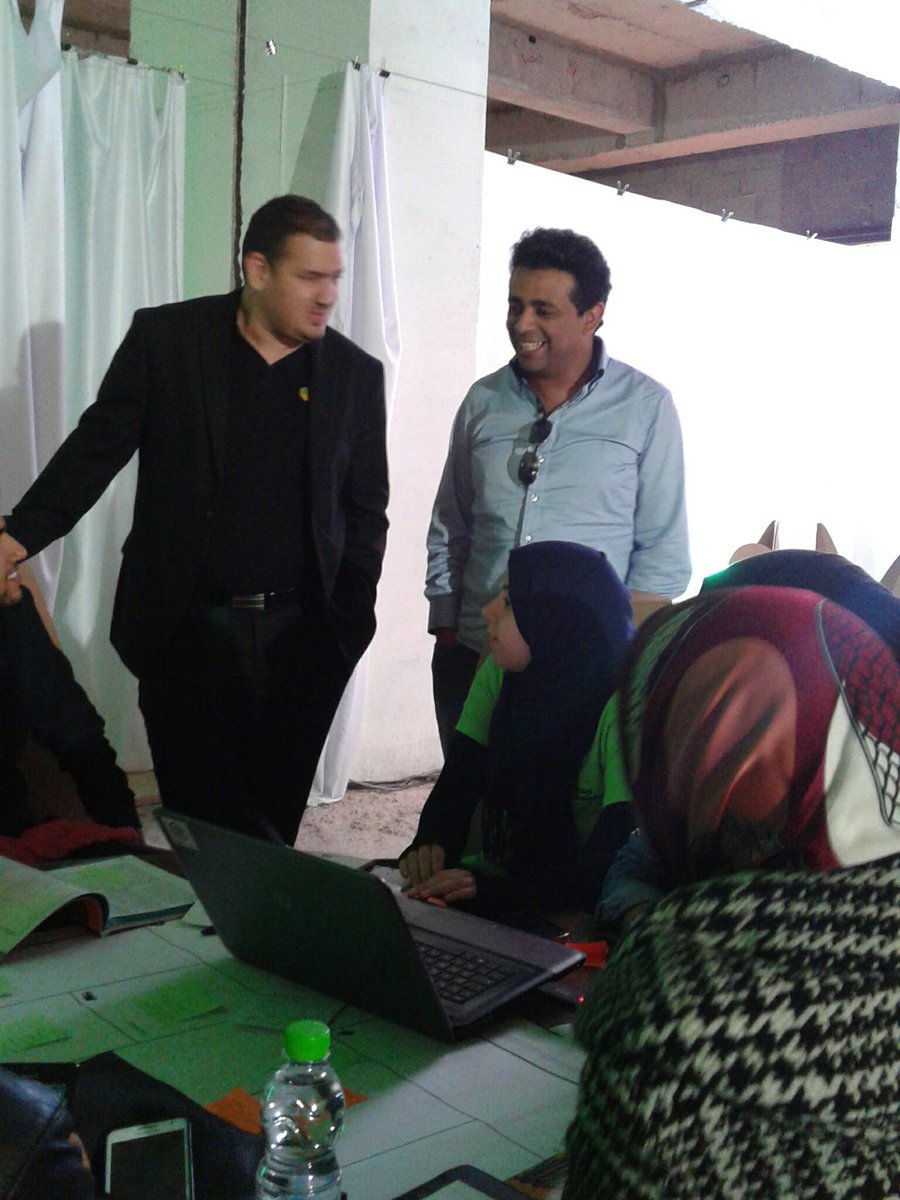 Startup_Morocco's tweet photo. Pas que du #coaching, mais aussi des sourires qui aident les teams pour se préparer pour les présentations de l'aprem!
#SWMarrakech #COP22 https://t.co/bJkTKnoPKL