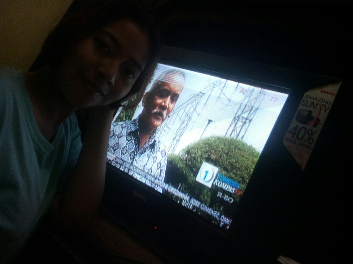 nadin_potter's tweet image. Meskipun saya gelap gak kelihatan.. Yang penting kompas tv paling oke dan bisa ditonton #KompasTVNomer1