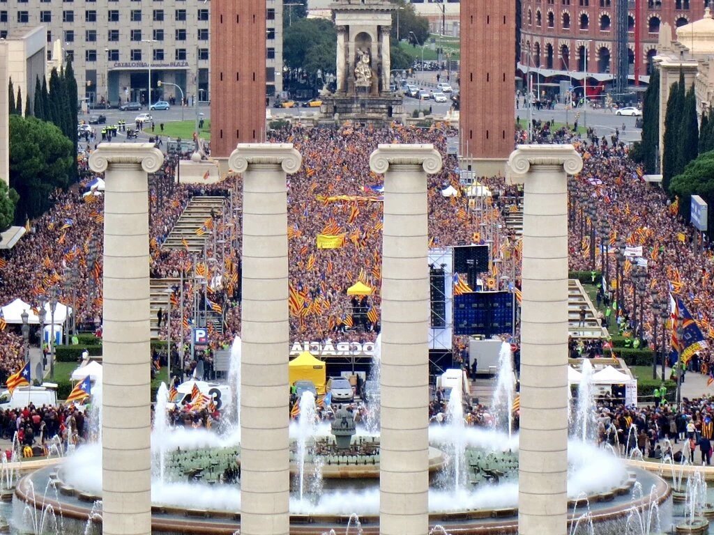 JanneRiitakorpi's tweet photo. Catalans came out in large numbers today to defend their prosecuted leaders and institutions. #Perlademocracia https://t.co/h8yfvFJBw5
