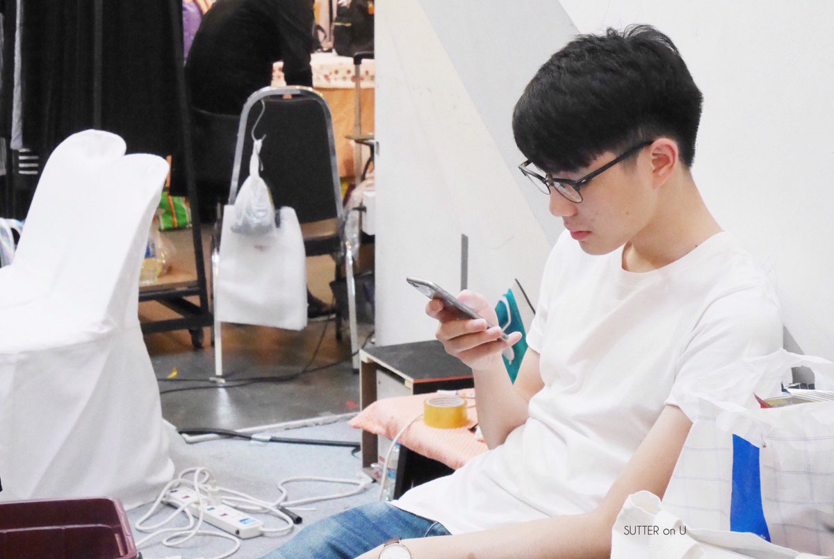 _19062000's tweet photo. วันนี้มาในลุคเนิร์ดใส่แว่นดูเป็นหนุ่ม มุมข้างเผลอๆ 13112016 #minthitipat https://t.co/DGb4M8zrDp