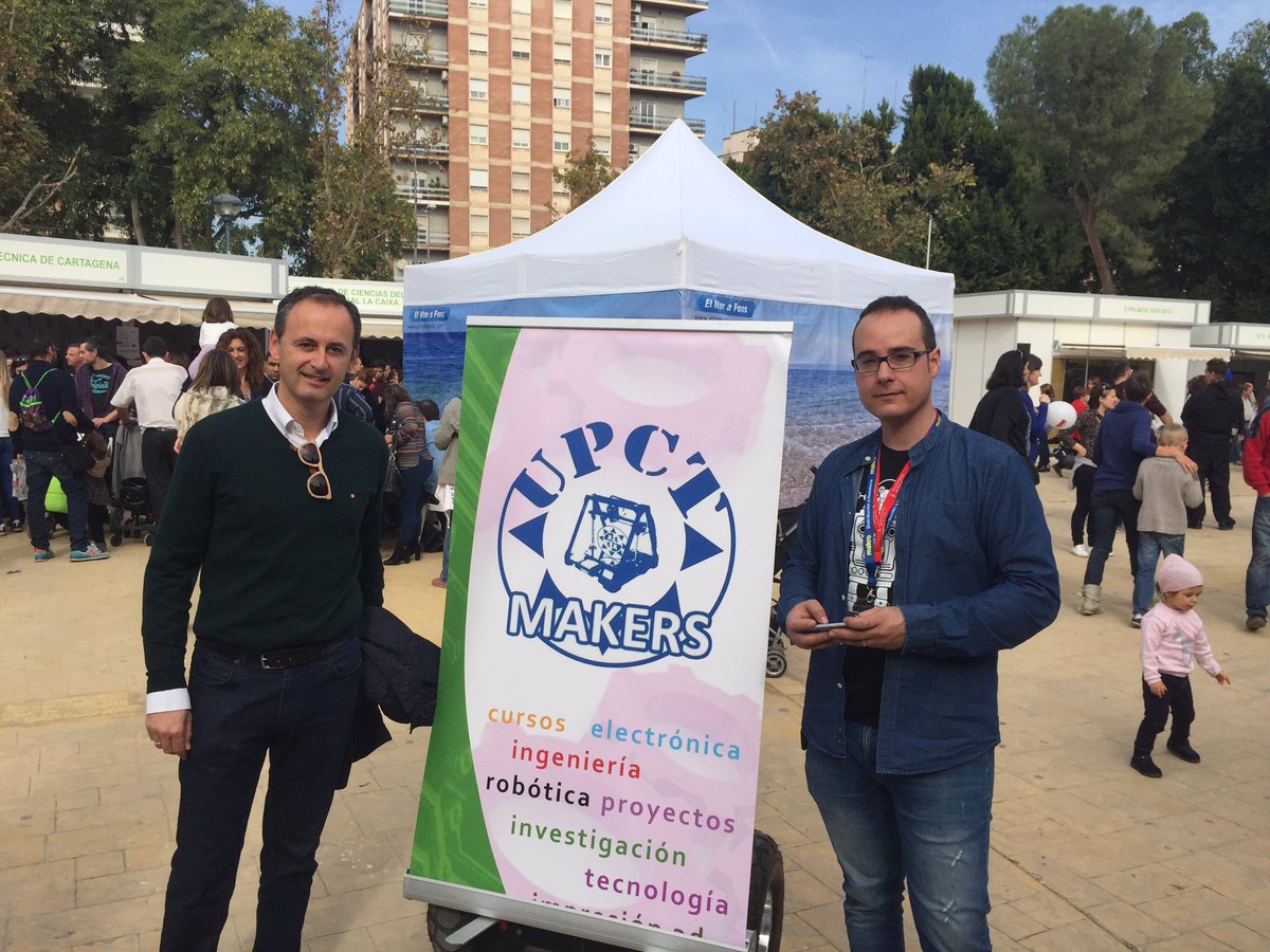 En la #Secyt16 , compartiendo tecnología con los #Makers!! La mejor manera de transformación Investigación en Innovación!
