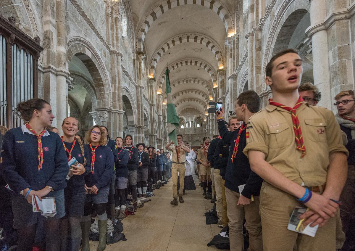 LaToileScoute's tweet photo. Fin des #FDT2016 et #RNR2016 pour les 560 #Guides-Ainées et 650 #Routiers #SUF qui étaient réunis à #Vézelay https://t.co/S7fFejTULG