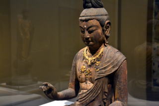 【ワシントン・フリーア美術館/菩薩坐像(鎌倉)】スミソニアン協会が管理・運営するスミソニアン博物館群の一つであるフリーア美術館に所蔵される1点。高い髻や切れ長の目等から慶派一派の作と考えられ、快慶自身の関与も考えられる。