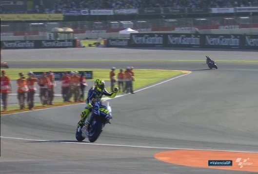 SupportVale_46's tweet photo. What a fight! He never give up!!!👏👏👏
#VR46 #ValenciaGP https://t.co/AOd6oadohP