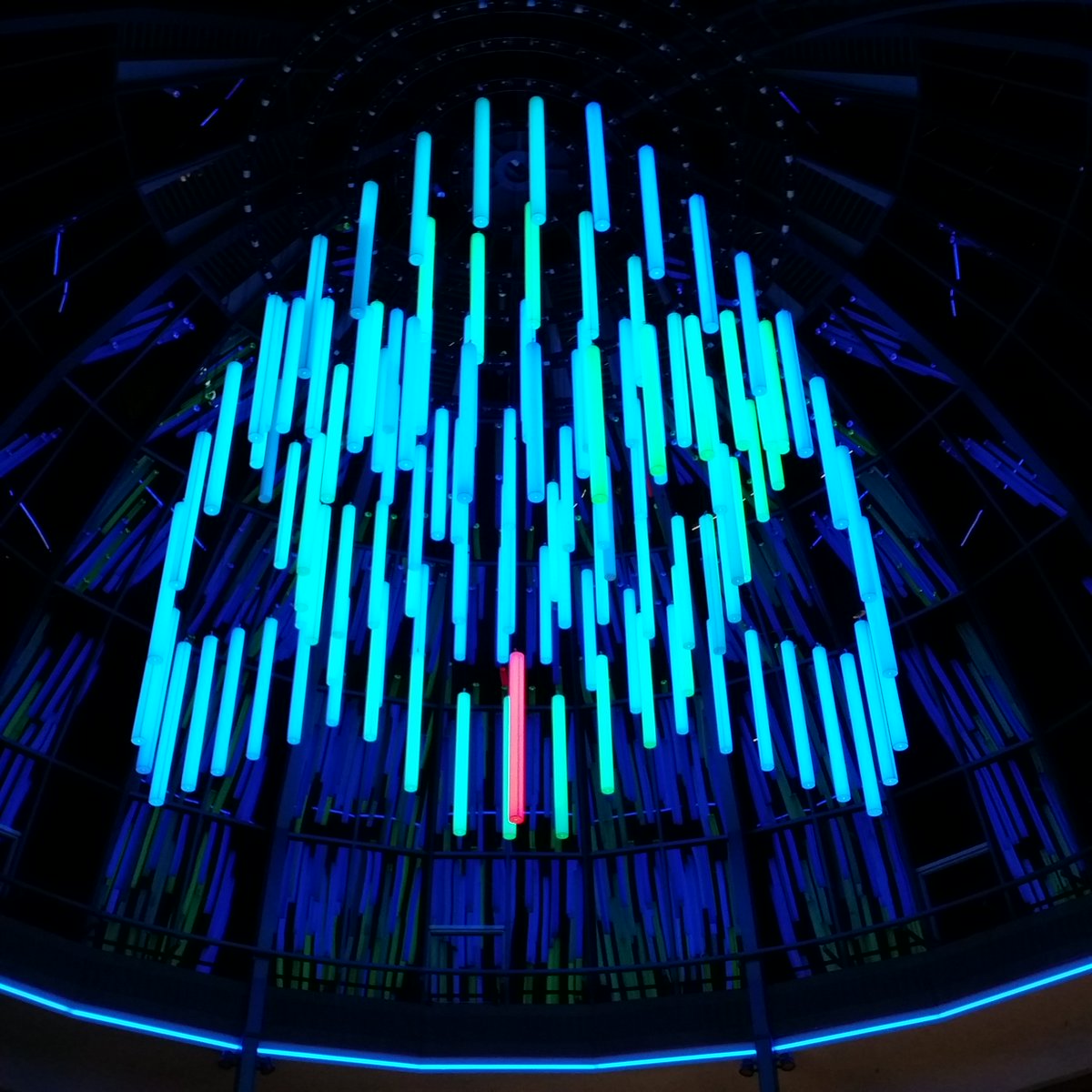 TechToBizz's tweet image. Lichtkoepel Heuvelgalerie bij  #glow2016 #gloweindhoven