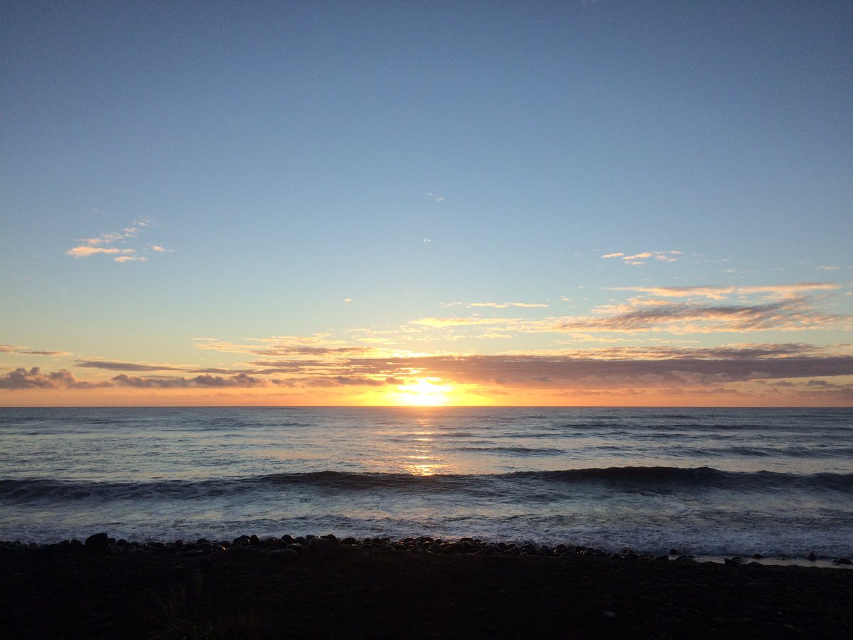 Roel_Bosch's tweet photo. Zonsopgang vanmorgen vanaf strand Kaikura waar nu #tsunamiwaarschuwing is na #earthquake Hanmer Springs. Scary. https://t.co/21HbnVif83