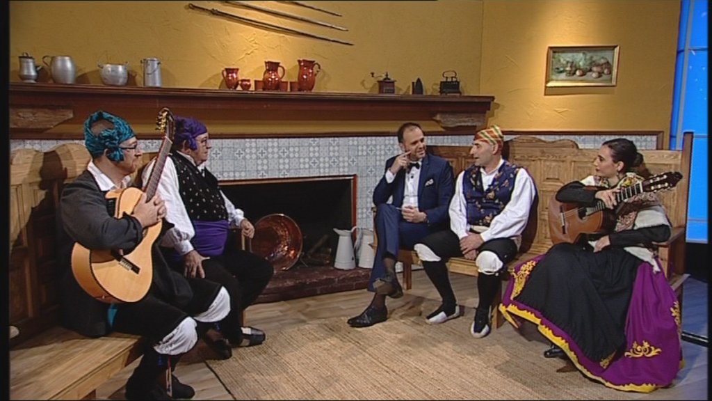 aragontv's tweet photo. Dos cantadores se disputan la gloria en la orilla del Ebro. La jota es ahora republicana aunque ambos cantan al rey. @PosadaAlmasATV 22:10h https://t.co/gxFDu4dKcK