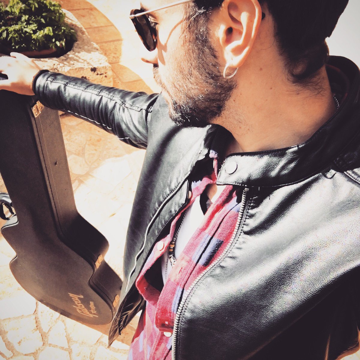 Davide_off's tweet photo. Avete ascoltato la nuova #mogcover ?
Io intanto passerò la Domenica in compagnia della mia nuova chitarra!
Voi che combinate?
@gibsonguitar https://t.co/huSR16fsaS
