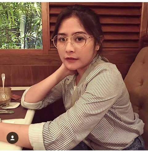 PutriLtuconsina's tweet photo. May Queen @PrillyBie @prillybika_ @Prillvers_Depok @PrillversJaksel @PrillyFans5 @Prillvers_Ckrg @PvtraPratama https://t.co/6w4ynliyaZ