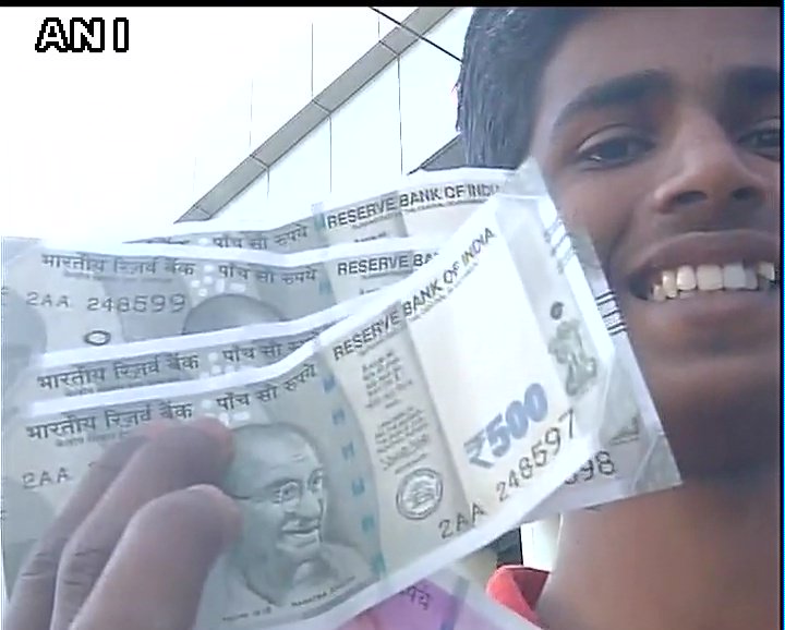 news24tvchannel's tweet photo. New Rs 500 note is here.. Know how to escape fake Rs 500 note #NewRs500note #Howtoidentify https://t.co/Z48p6BDZAb https://t.co/tDp2gNUQ47