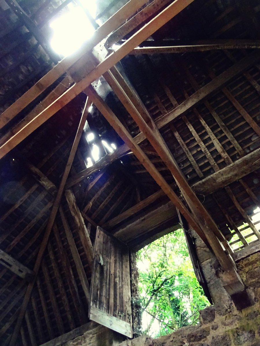 valmont1702's tweet photo. • Sky Above #roofrafters #grime_nation #grime_shooters #solarglow #urbex #sfx_decay #roofrafters #urbex_world #adventuring #heater_central https://t.co/jHcT9McSel