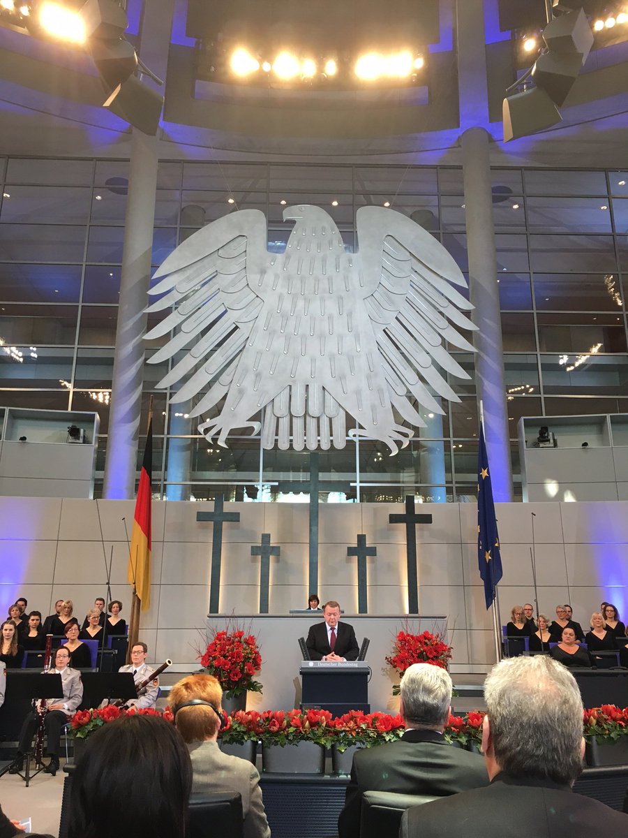larsloekke's tweet photo. Honored to speak at #Volkstrauertag today. We must remember the past in order not to repeat it @vdleyen https://t.co/JXmZ7vjgDt
