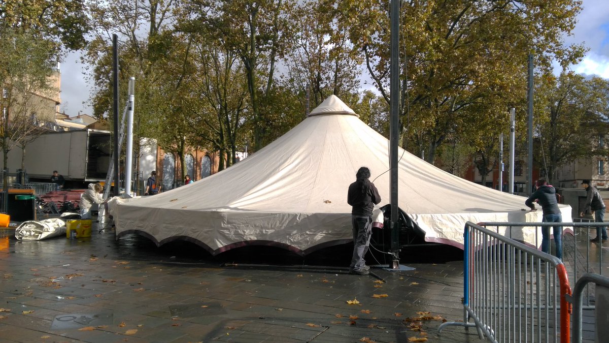 com_tpv's tweet image. Démontage du chapiteau Place St Pierre. Merci et à l'année prochaine #tpvtoulouse #Toulouse
