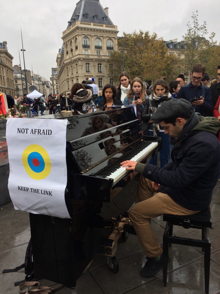 gianni_prods's tweet image. #Republique un piano sur la place pour rendre hommage aux victimes #13onze15 #AttentatsParis @LCI