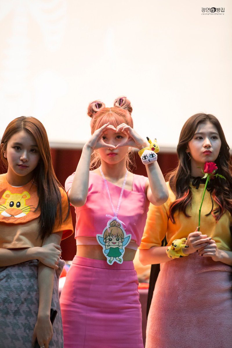 SANA_Thailand's tweet photo. [PIC]161112 ซานะงานแฟนไซน์ที่พุนดังค่ะ 💕 CR.Once1101 
#SANA #사나 #さな #サナ #트와이스 #TWICE #TT https://t.co/k4vlVJz5tE