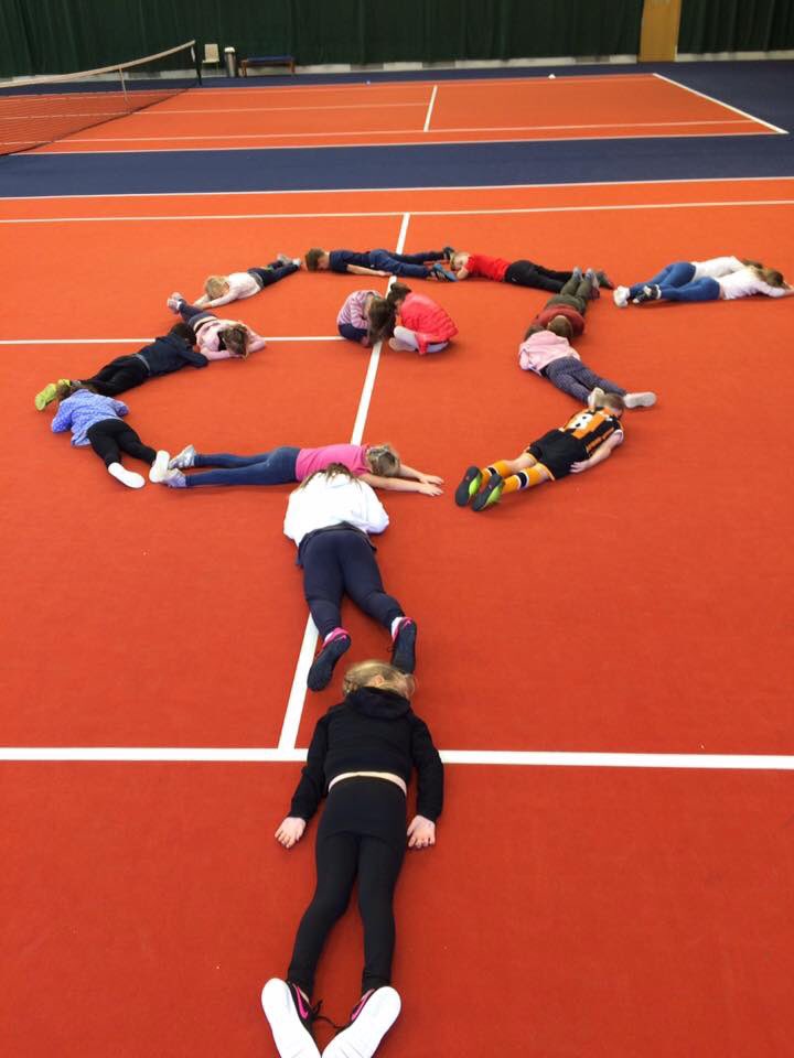 DL Kids making their very own poppy for #remembranceday 
Fantastic team work, thank you to all 👏🎖