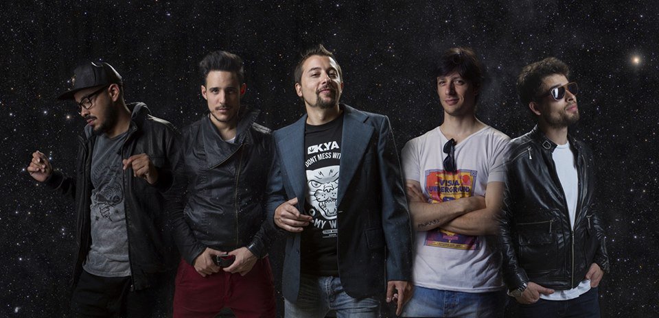 Hoy en <a href="/Perrulandia/">Perrulandia</a> charlamos en vivo con <a href="/reibandfunk/">reibandfunk</a> 
21hs por el #LadoA de <a href="/RadioLaBici/">Radio LaBici</a>