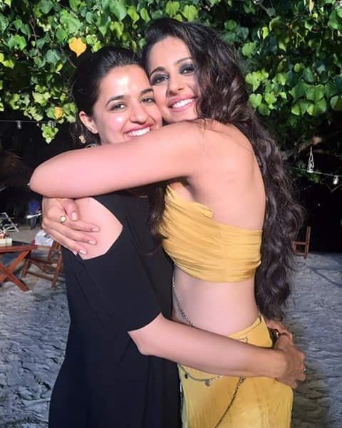 rakuladmirer's tweet photo. #Gorgeous @Rakulpreet  with @geetikachadha at #Dhruva #Krabi Shoot https://t.co/1sS0GWU281