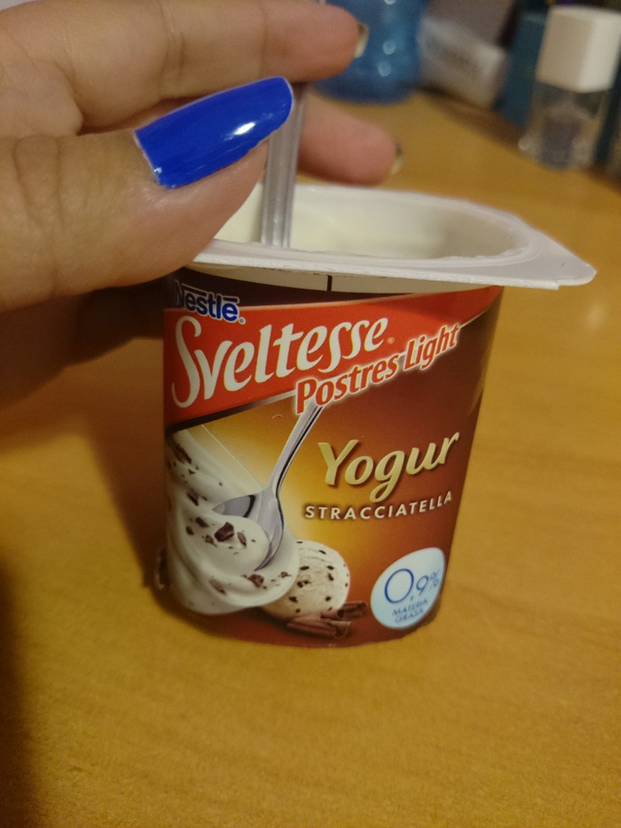 martusk88's tweet photo. Señores de @Nestle_es no veo dónde está el chocolate del yogur de stracciatella de Sveltesse :( https://t.co/VchwhE3PVv