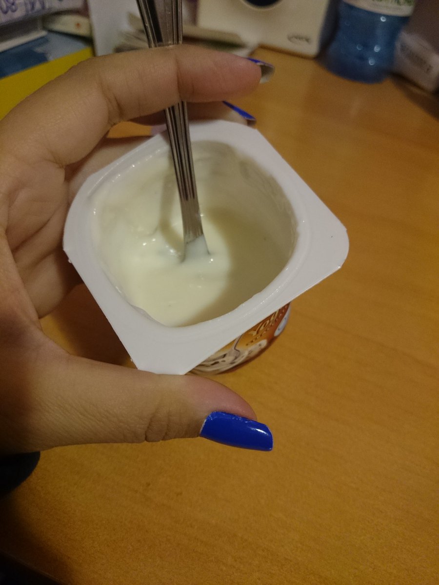 martusk88's tweet photo. Señores de @Nestle_es no veo dónde está el chocolate del yogur de stracciatella de Sveltesse :( https://t.co/VchwhE3PVv