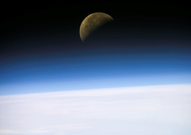 NASA's tweet image. Prepare for the #supermoon by getting to know all about our moon. Here's 10 need-to-know moon facts: go.nasa.gov/2fPJ65d