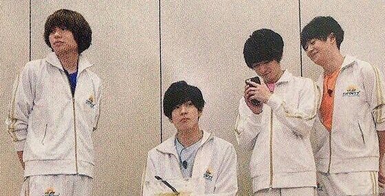 楽しそうにスマホをいじる様子がたまらないです可愛いスーパーズッキュン