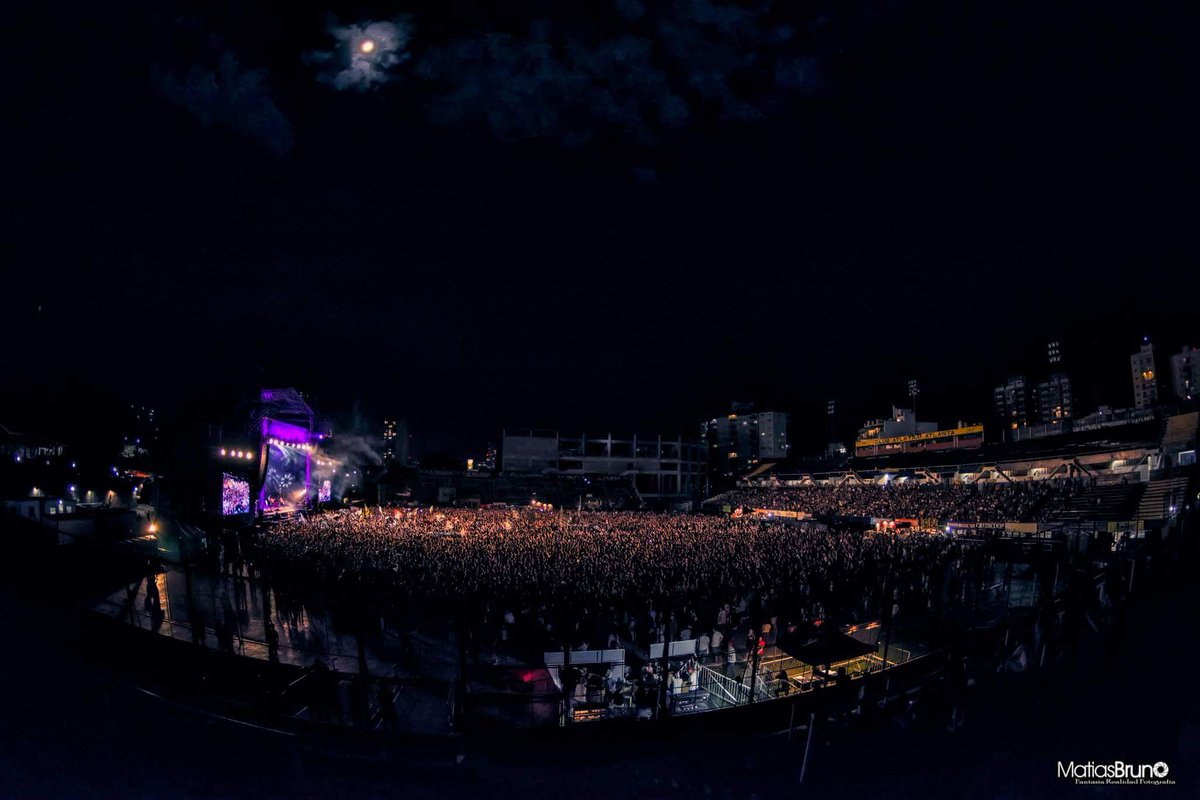 Con una Luna Hermosa entre las nubes <a href="/LaVela_Oficial/">La Vela Puerca</a> lleno el Estadio de Atlanta !!!
IMPRESIONANTE
#lavela20años #LaVela  #lavelapuerca