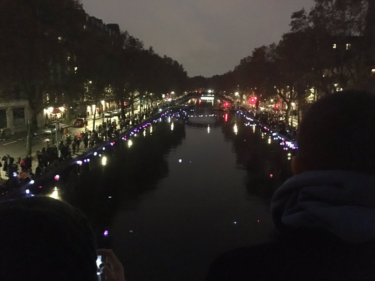 France3Paris's tweet image. Beaucoup de monde le long du canal Saint-Martin pour la "cérémonie des lanternes" | france3-regions.francetvinfo.fr/paris-ile-de-f… #13Novembre2015