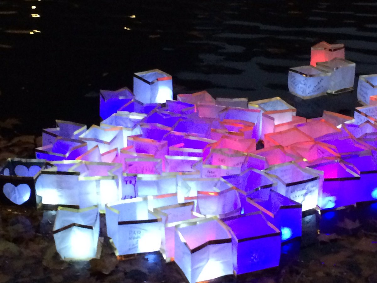 France3Paris's tweet image. Beaucoup de monde le long du canal Saint-Martin pour la "cérémonie des lanternes" | france3-regions.francetvinfo.fr/paris-ile-de-f… #13Novembre2015