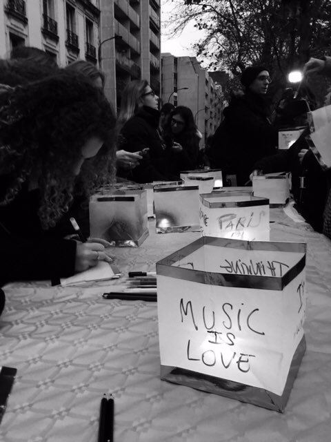 France3Paris's tweet image. Beaucoup de monde le long du canal Saint-Martin pour la "cérémonie des lanternes" | france3-regions.francetvinfo.fr/paris-ile-de-f… #13Novembre2015