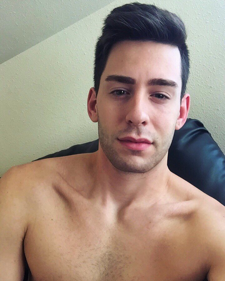 thatmichaellynn's tweet photo. Time to shave and get ready for today's gig! 😘 #DragQueensAndModels https://t.co/p9QM6SC3lg