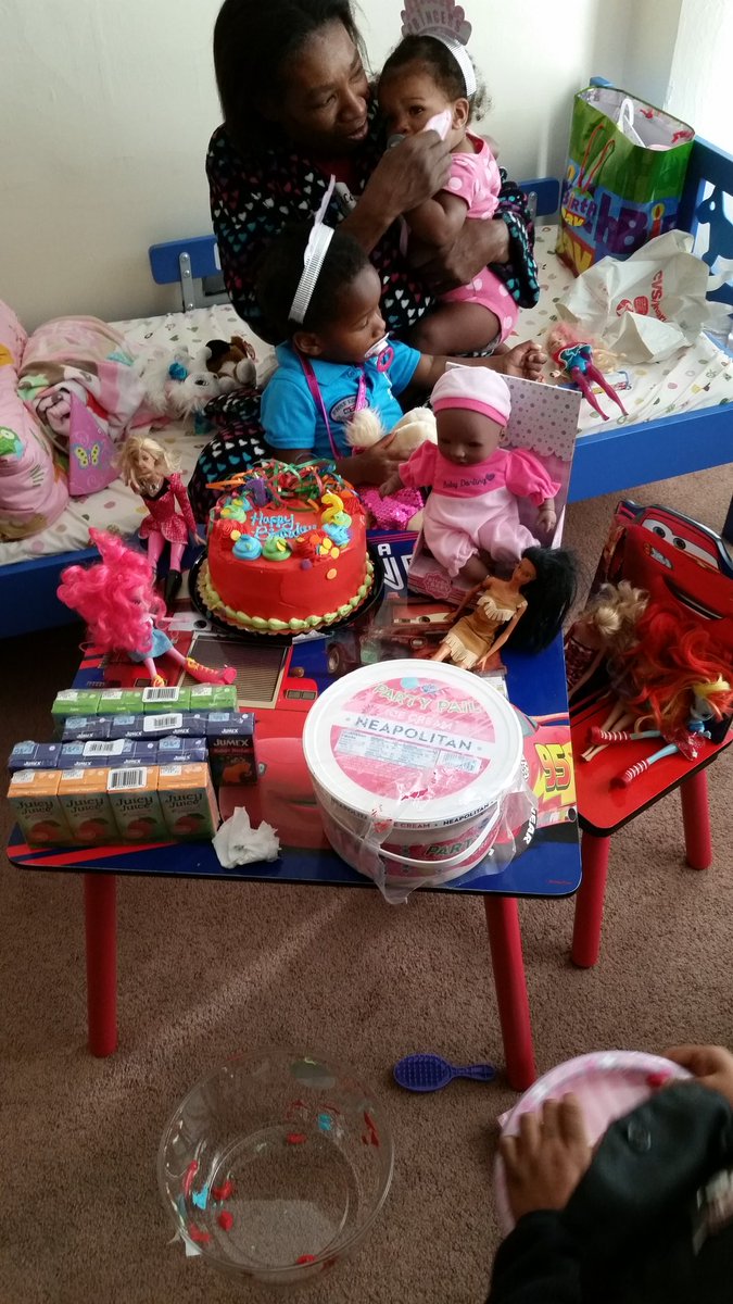 ChicagoCAPS07's tweet photo. Officers of the 007th District made sure that the kids had a very Happy Birthday #operationangel #blueangels #007thdistrict #letthemgrowup https://t.co/GIKN5t53VP