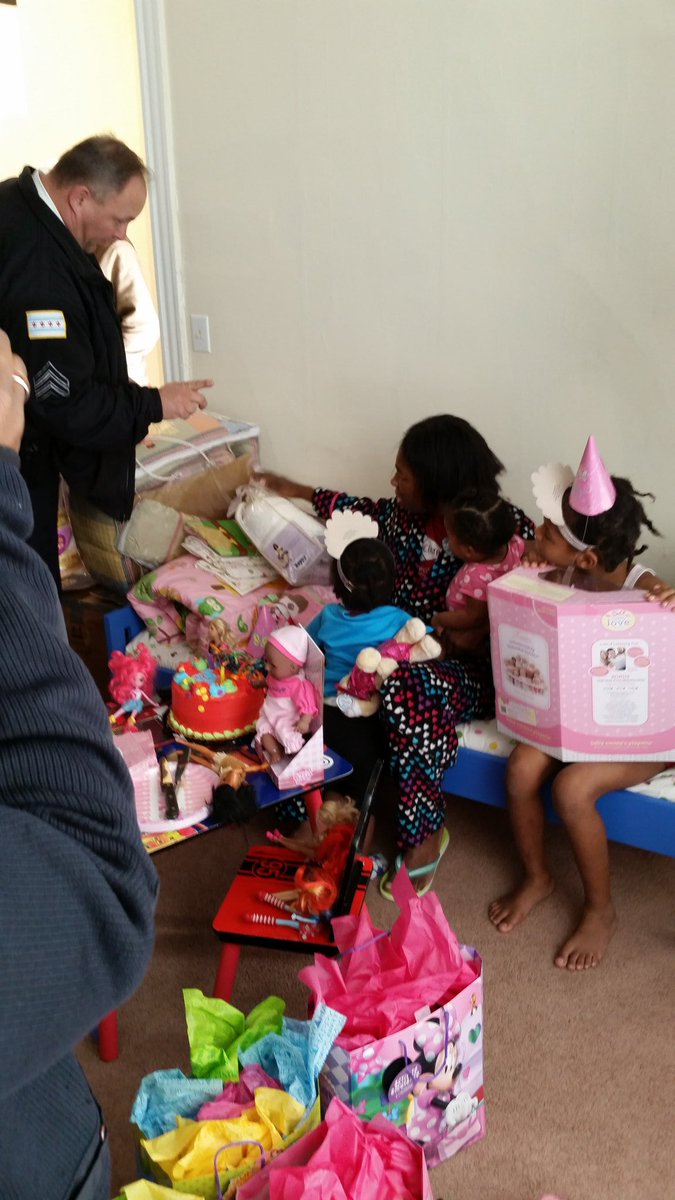 ChicagoCAPS07's tweet photo. Officers of the 007th District made sure that the kids had a very Happy Birthday #operationangel #blueangels #007thdistrict #letthemgrowup https://t.co/GIKN5t53VP