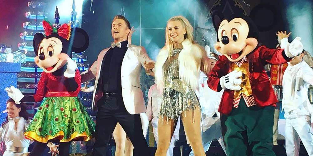 justjaredjr's tweet photo. We so wish we were at Disney World when @derekhough &amp; @juliannehough were taping the holiday specials! Videos! https://t.co/tq8n4VajtT https://t.co/ytQhtuyyhC