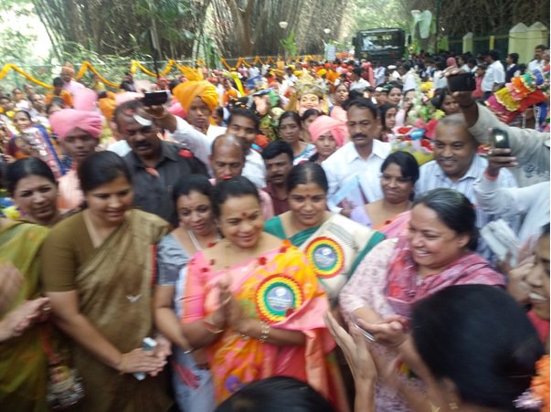 DirectorDwcdKar's tweet photo. Today Hon'ble Minister of Women &amp; Child inaugurated Makkala Habba @ Cubbon Park, lots of colorful flowers &amp; children make the day btful 1/10 https://t.co/Z6f0jF3RK6