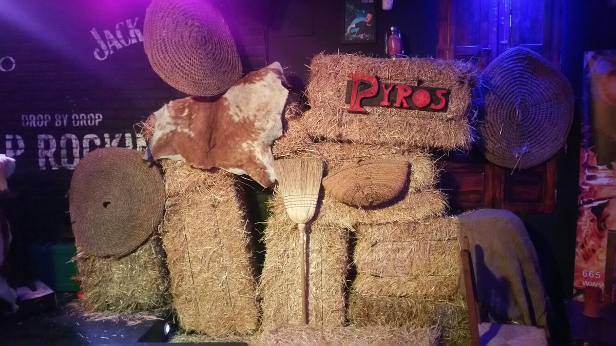 Pyros_spc's tweet image. Fiesta del Oeste en Varadero #pyrosespectaculos #varadero #playagandia #joseripolldj #estapasando #domingodiferente