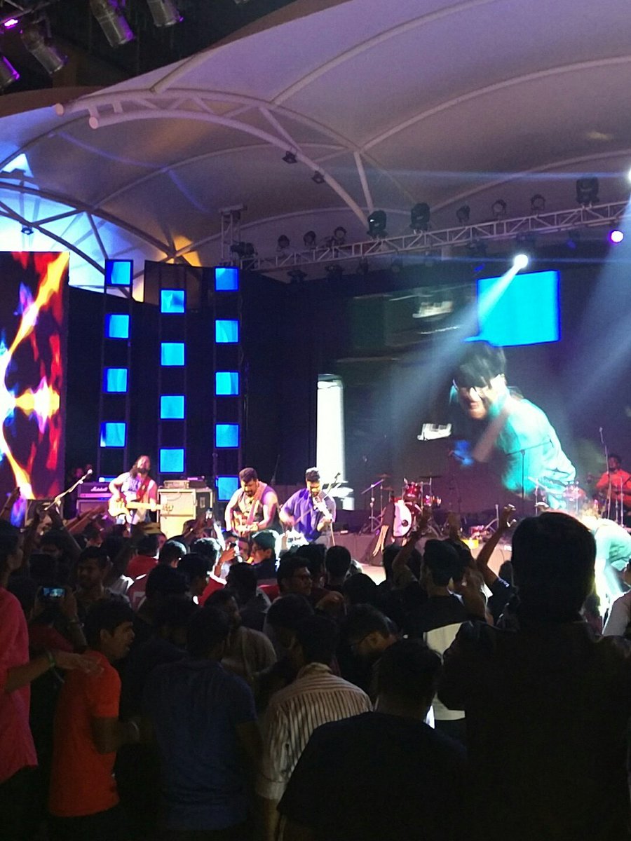 nameeshr's tweet photo. #Mywired #TheBayRMZEcoWorld #RaghuDixit firing it up in the concert with great singing and foot tapping music https://t.co/KKPQtameD8