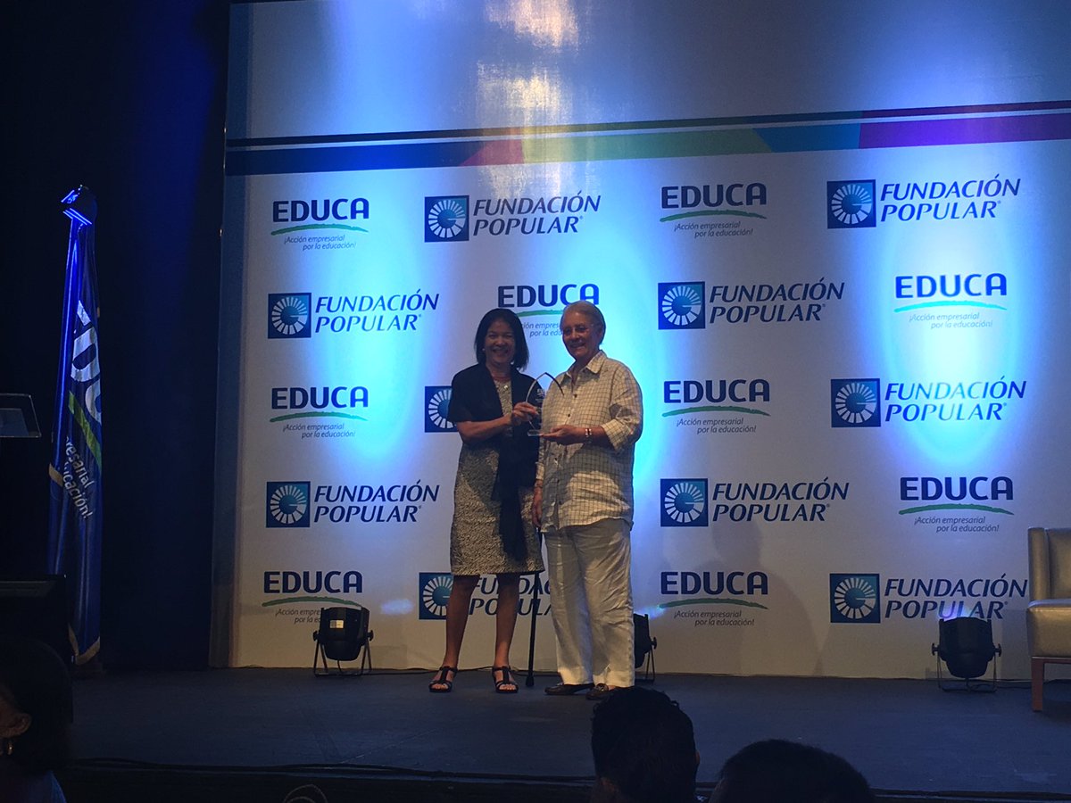 EDUCA_RD's tweet photo. Reconocimiento a Rosa Margarita Bonetti de Santana por sus aportes y compromiso con la educación dominicana. #Aprendo2016 https://t.co/1gyo6Yxoik
