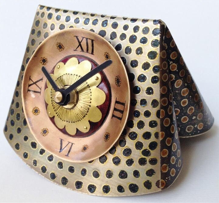 HistonHandmade's tweet image. Rebecca Stark engraves and etches the designs into her metal #clocks to make each one different. #handmade #pattern
histonhandmade.com/rebecca-stark