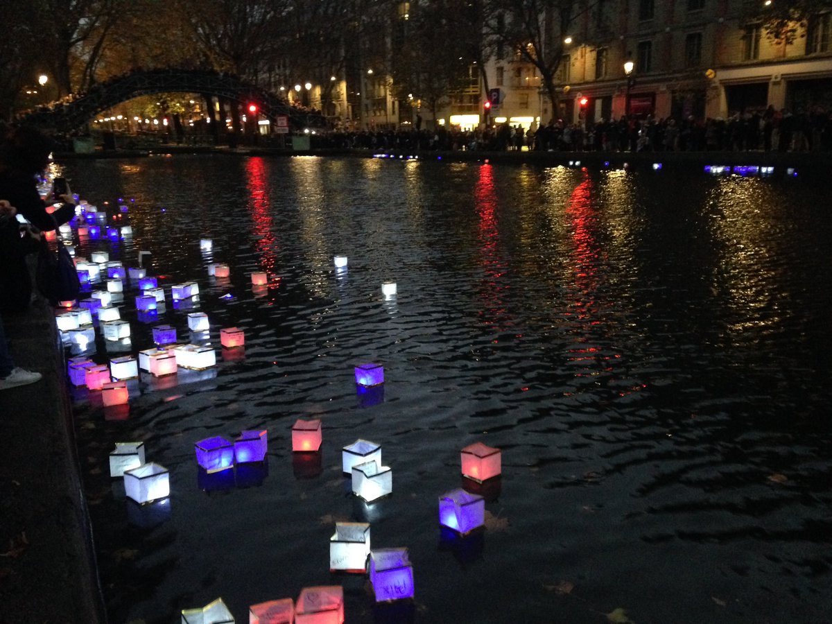 ici_officiel's tweet photo. Attentats du 13 novembre : des milliers de lanternes sur le canal Saint-Martin à Paris pour rendre hommage https://t.co/Oq1nr6KZrQ https://t.co/wgXjfSlqPZ