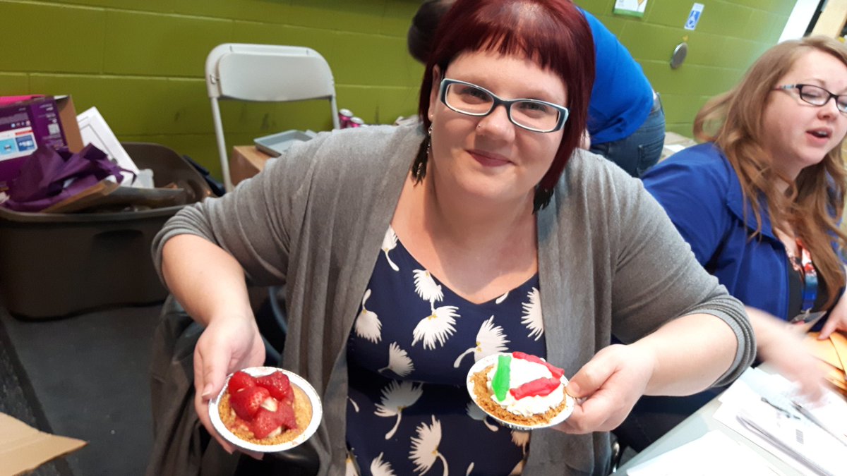 jimconwpg's tweet photo. Mmmm...#pies! Check out all the delicious food being offered at #JimCon6 thanks to @HocusPocusPie! And #tacos! https://t.co/gnlFxzYBjC