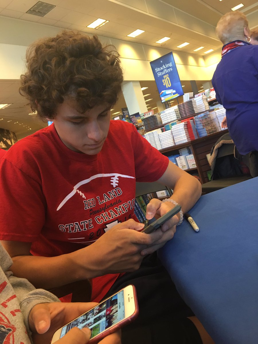 cookiewagner15's tweet image. 500 rt&apos;s and he&apos;ll straighten his hair